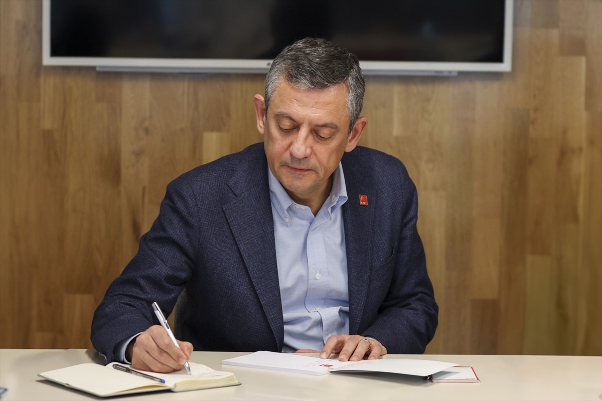 CHP Genel Başkanı Özgür Özel (ortada), İstanbul Büyükşehir Belediyesine (İBB) yönelik yolsuzluk ve...