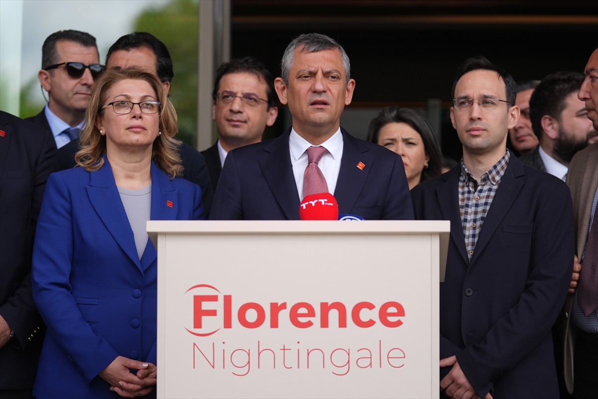 CHP Genel Başkanı Özgür Özel (ortada), TBMM Başkanvekili ve DEM Parti İstanbul Milletvekili Sırrı...