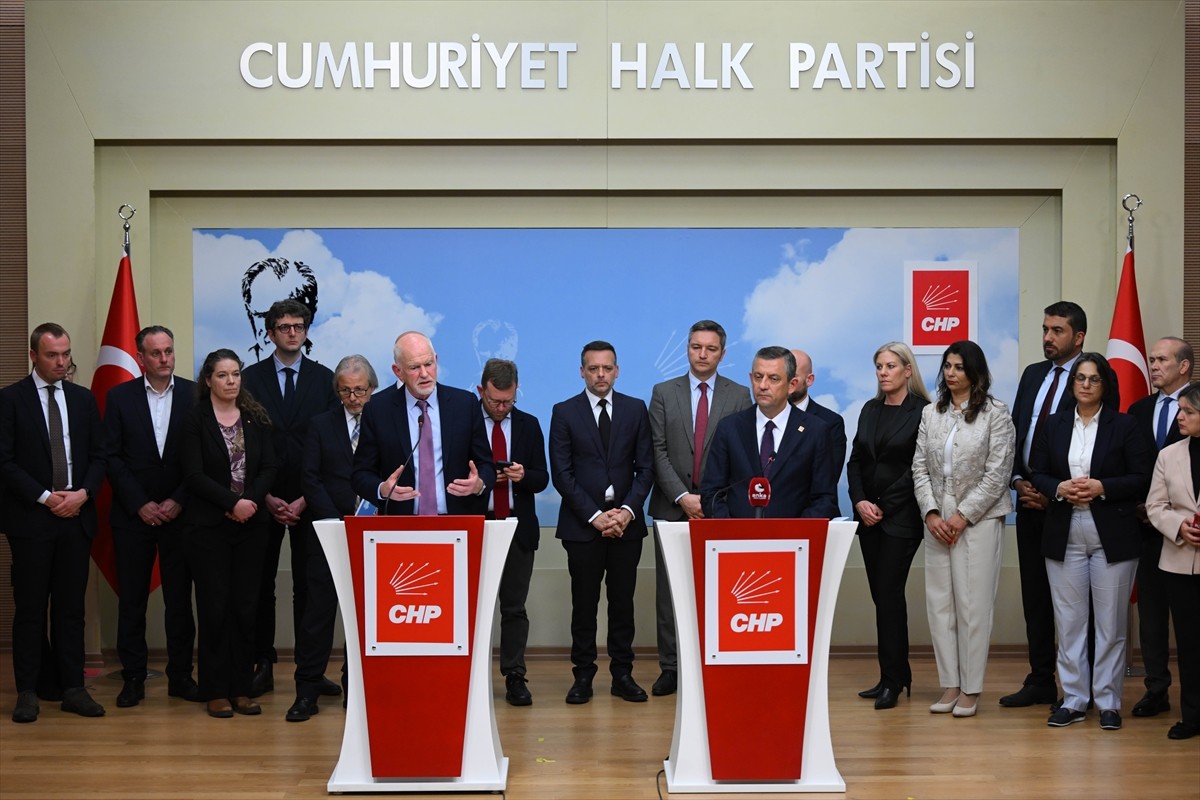 CHP Genel Başkanı Özgür Özel, partisinin genel merkezinde dayanışma ziyaretinde bulunan Avrupa...