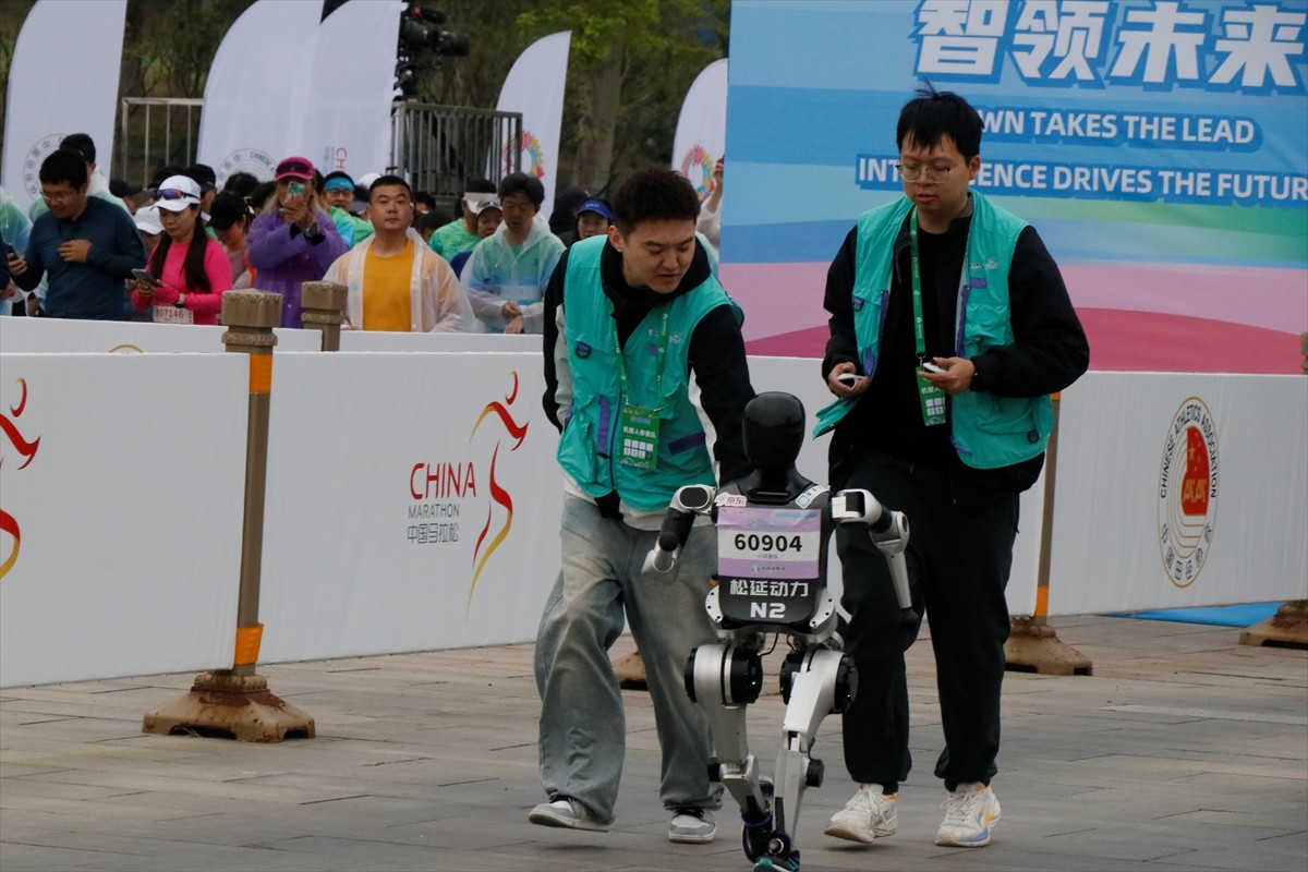 Çin'de insanlar ve insansı robotlar, ilk kez bir uzun mesafe koşu yarışında birlikte yer aldı....