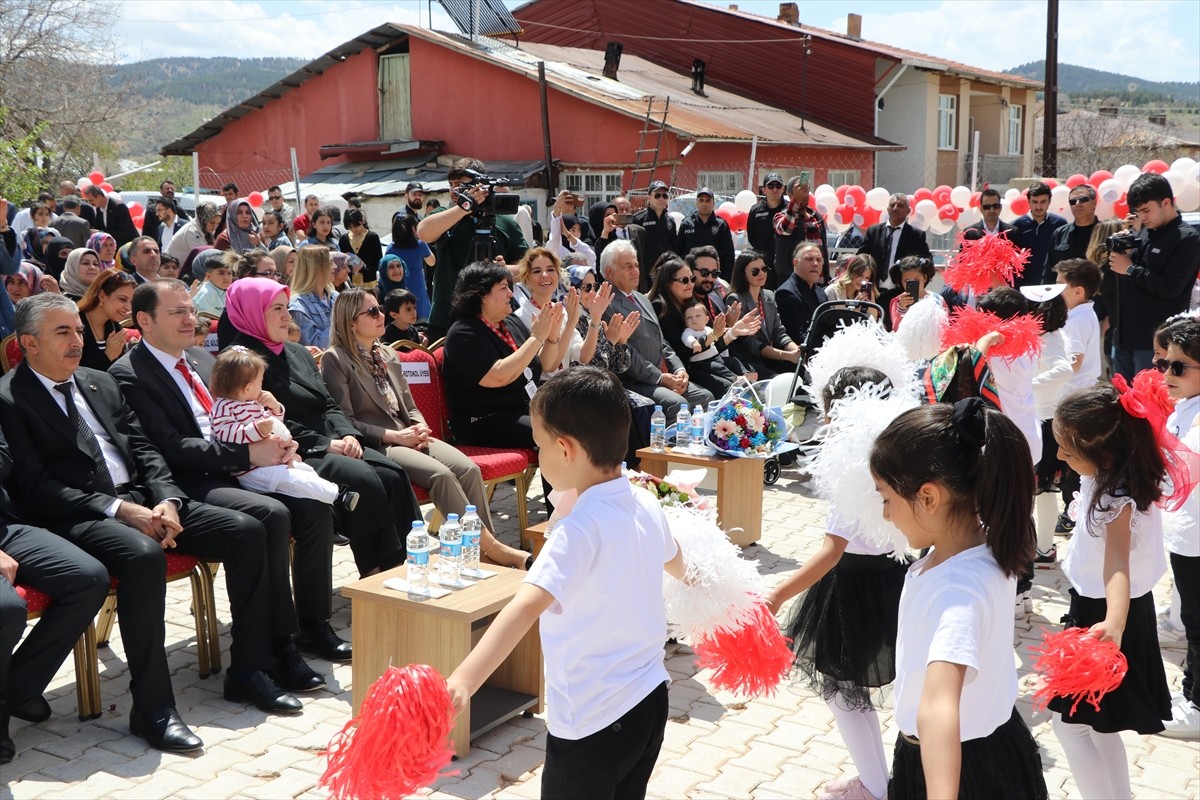 Çocuklar Gülsün Diye Derneği öncülüğünde Elazığ'ın Baskil ilçesinde yaptırılan anaokulu törenle...