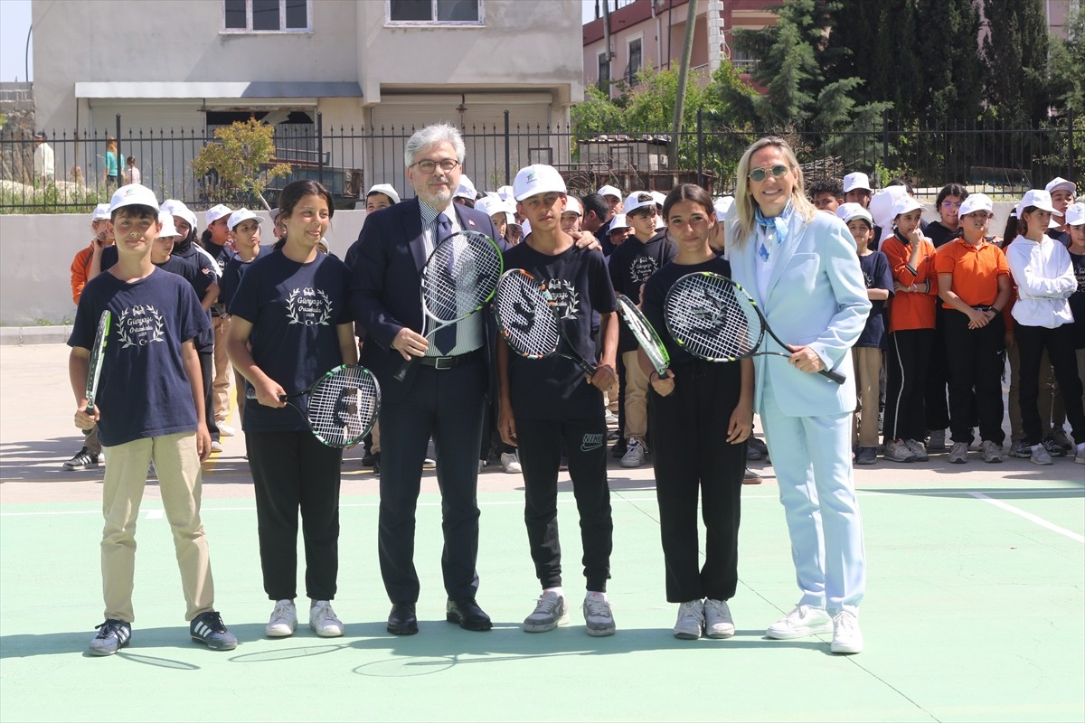 Çocukların tenis sporuyla tanışmasını ve tenis kültürünün yaygınlaşmasını hedefleyen "Haydi...