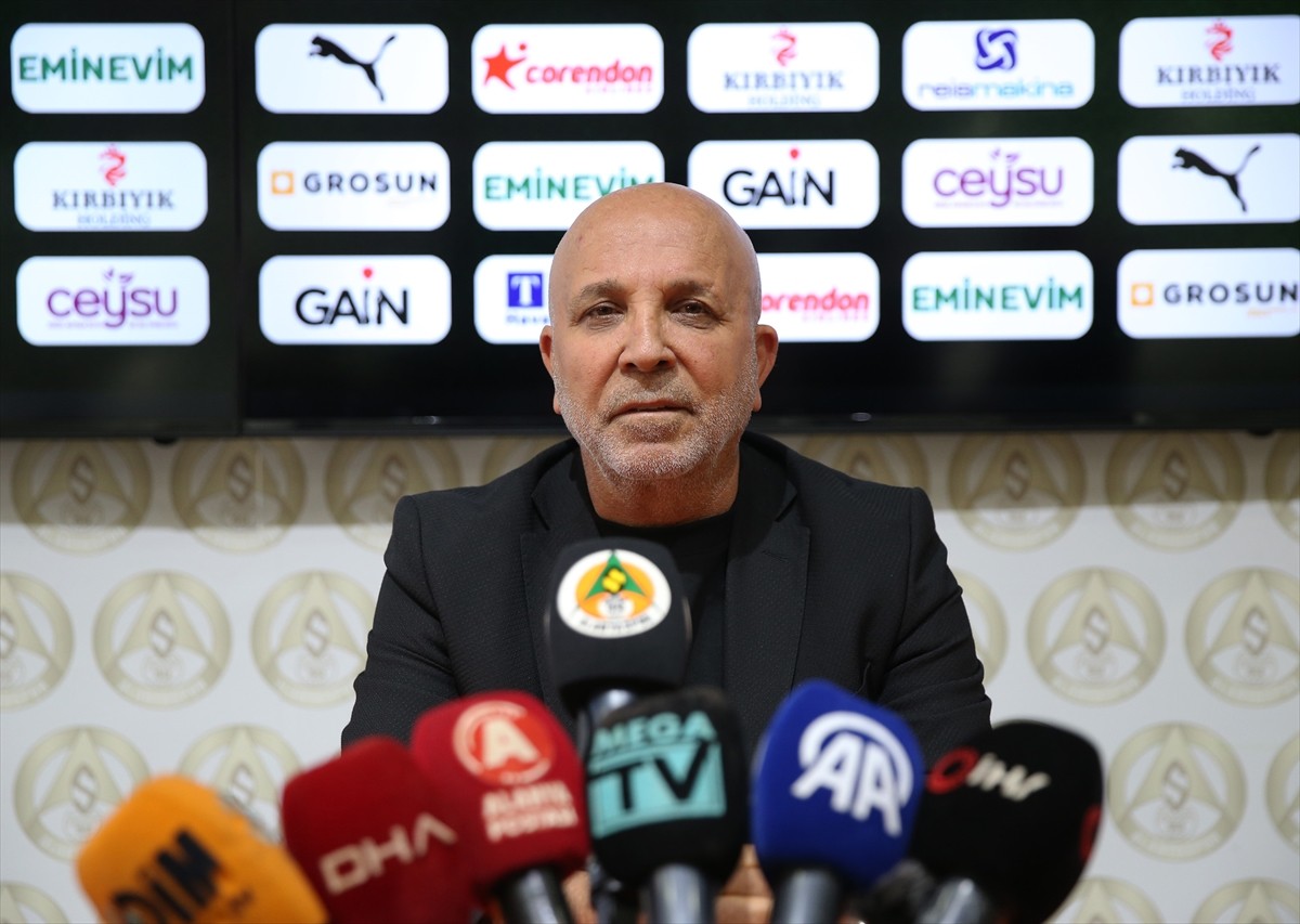 Corendon Alanyaspor Kulüp Başkanı Hasan Çavuşoğlu, Cengiz Aydoğan Tesisleri'nde gerçekleştirilen...