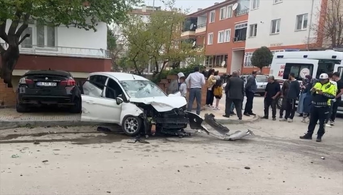Çorum'da 2 otomobilin çarpıştığı kazada 7 kişi yaralandı.