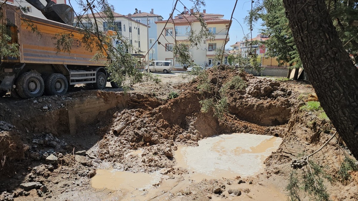 Çorum'da iş makinesinin temel kazısı sırasında su borusunu patlatması sonucu cadde ve sokaklar...