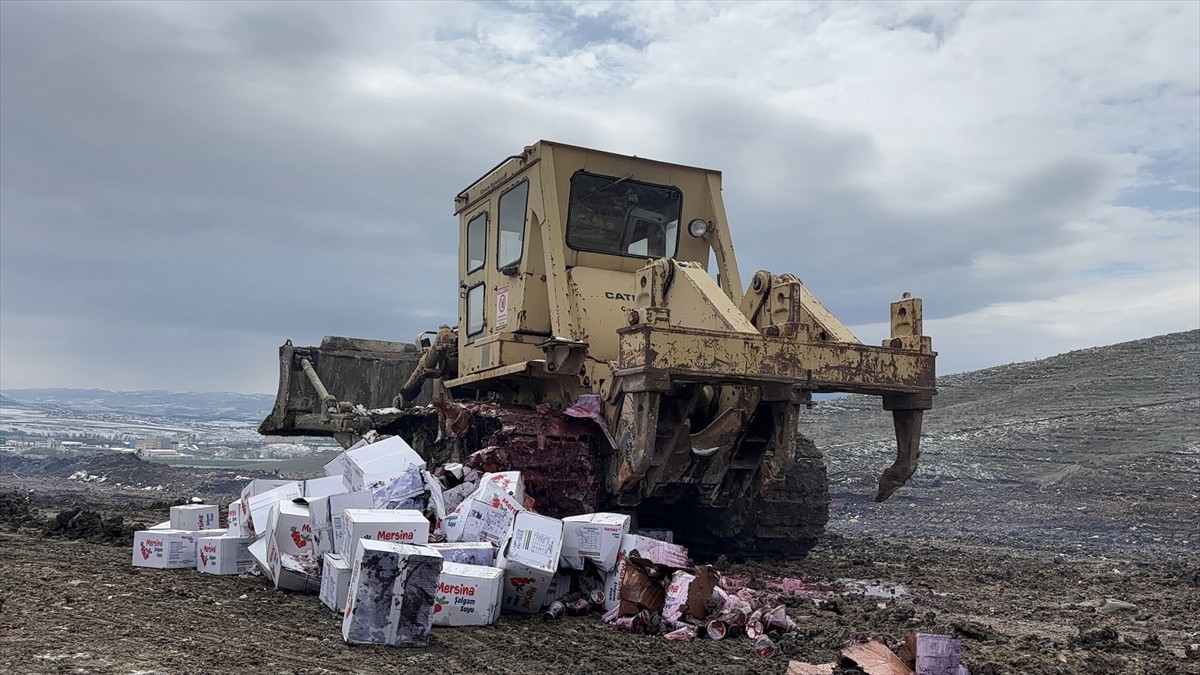 Çorum'da iş yerinin deposunda bulunan son kullanma tarihi geçmiş 4 bin 200 şişe şalgam, zabıta...