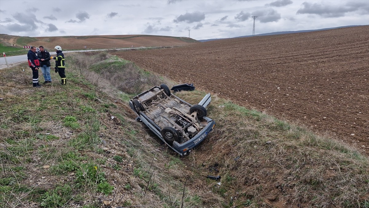 Çorum'da, otomobilin şarampole devrilmesi sonucu 2 kişi yaralandı. Yaralılar, sağlık ekiplerince...