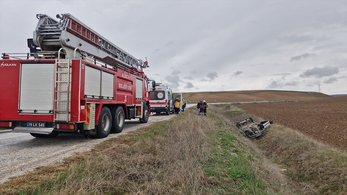 Çorum'da, otomobilin şarampole devrilmesi sonucu 2 kişi yaralandı. Yaralılar, sağlık ekiplerince...