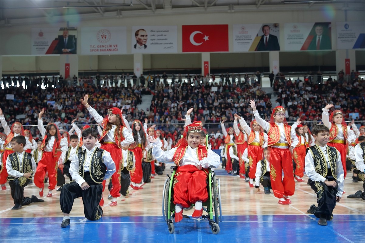 Çorum'da yaşayan üçüncü sınıf öğrencisi bedensel engelli Selenay Kaya, tekerlekli sandalyesiyle...