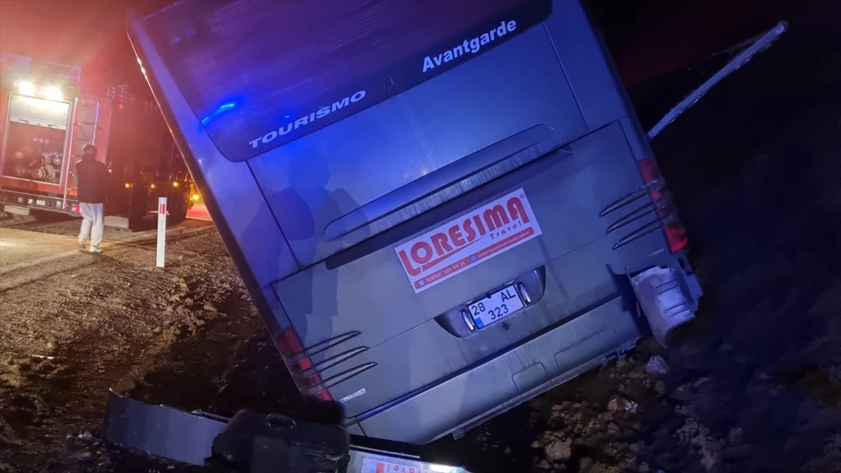 Çorum'un Alaca ilçesinde bir tur şirketine ait otobüsün yoldan çıkarak, yol kenarındaki toprak...