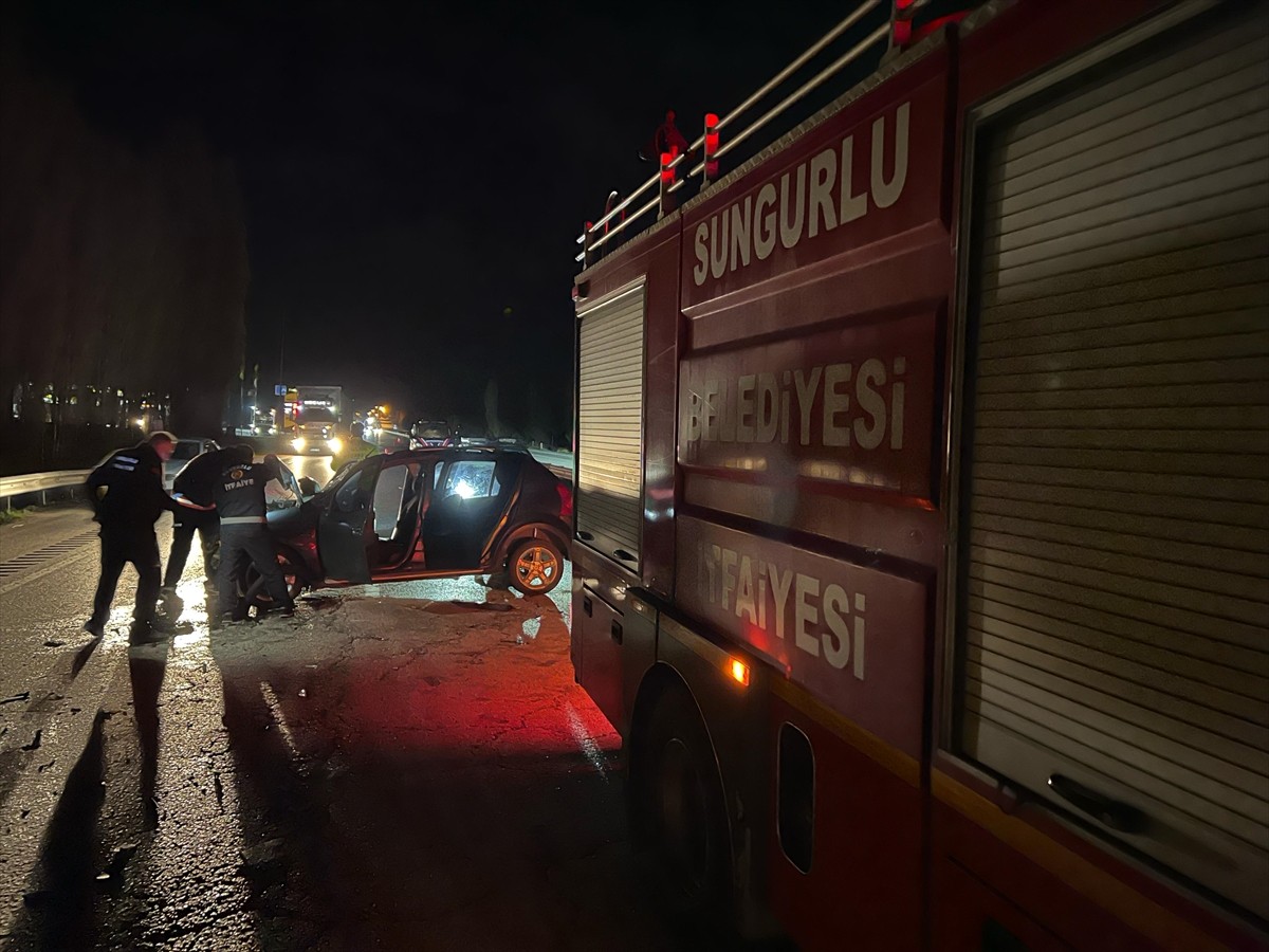 Çorum'un Sungurlu ilçesinde otomobilin tıra arkadan çarpması sonucu yaralanan otomobil sürücüsü...