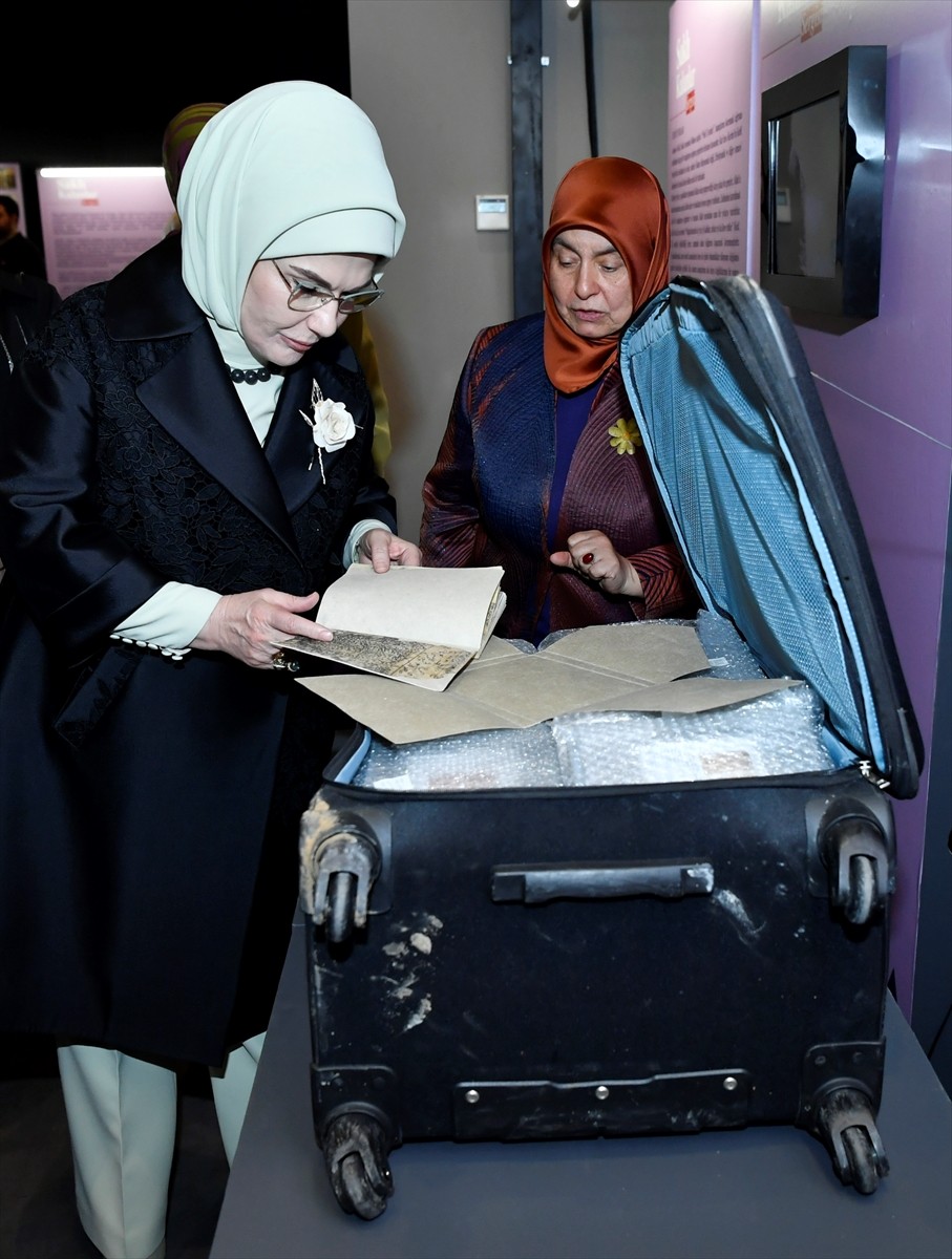 Cumhurbaşkanı Recep Tayyip Erdoğan'ın eşi Emine Erdoğan, Kahramanmaraş'ta saklı kalmış bir...