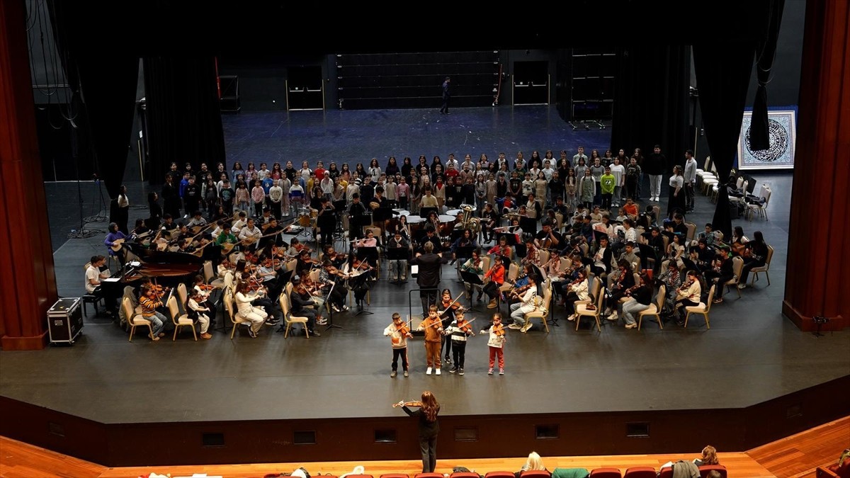 Cumhurbaşkanlığı Çocuk Orkestrası ve Korosu, 220 kişilik kadrosu ve renkli repertuvarıyla ilk...