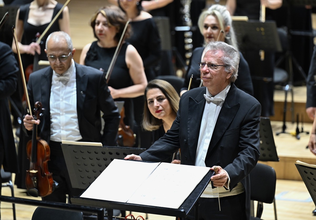 Cumhurbaşkanlığı Senfoni Orkestrası (CSO), duayen şef Rengim Gökmen yönetiminde dünyadaki...