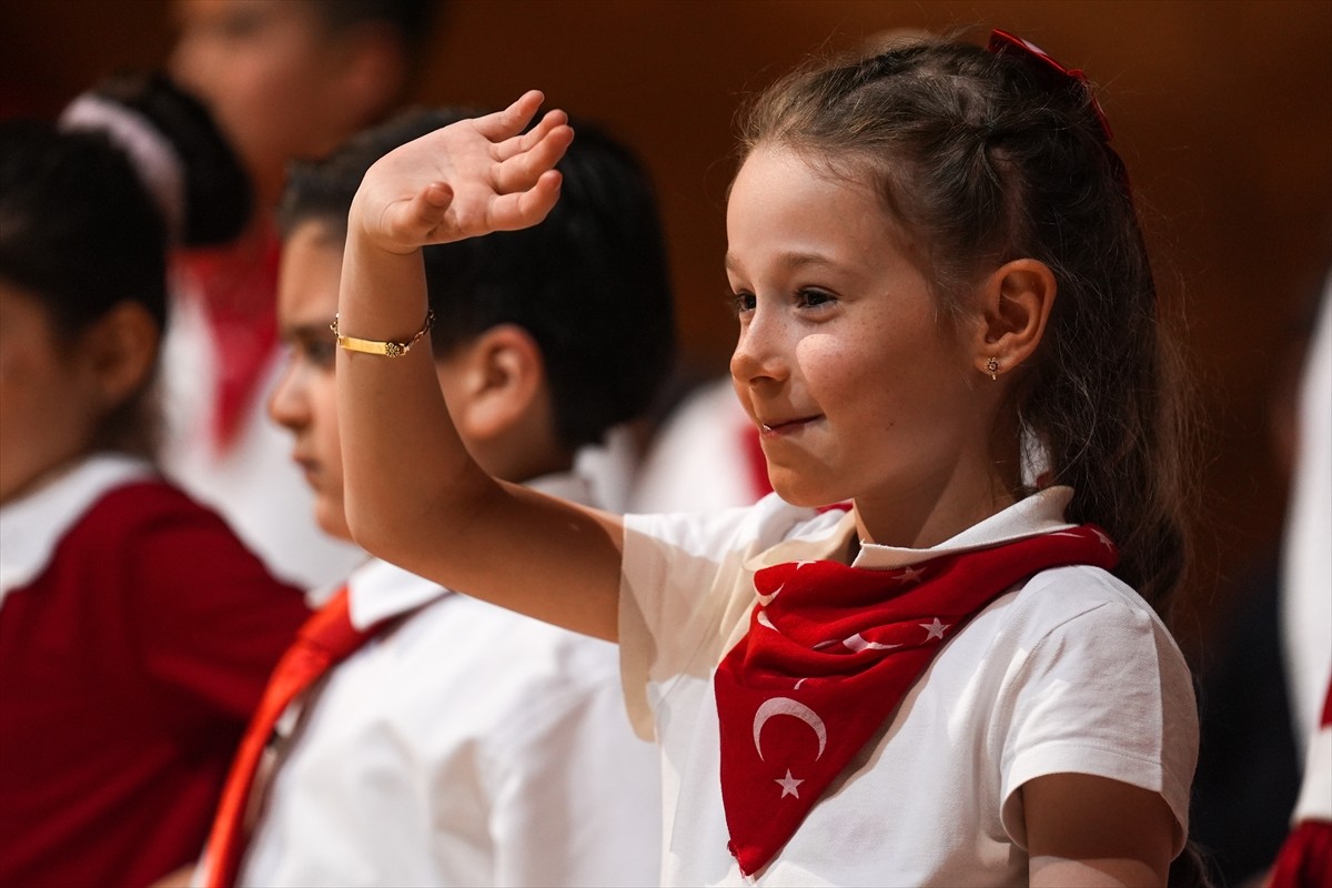 Cumhurbaşkanlığı Senfoni Orkestrası Vurmalı Çalgılar Şefi Dinçer Özer'in yönetimindeki "Dinçer...