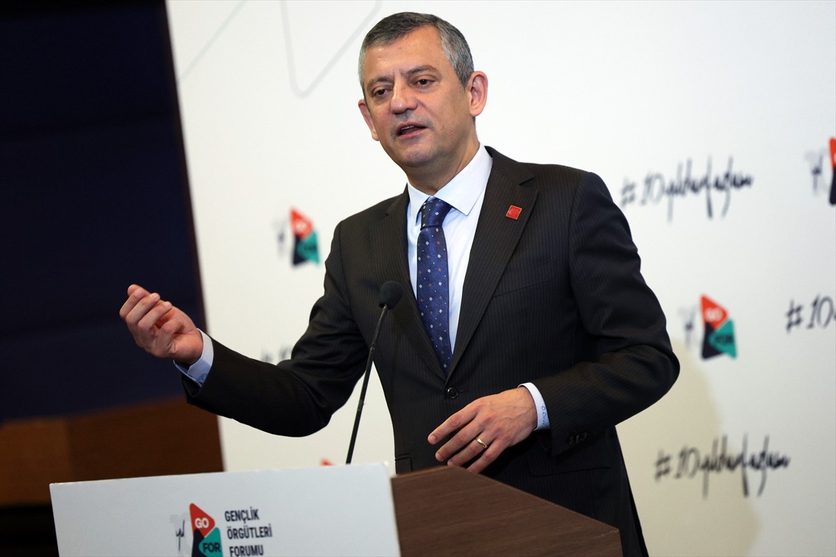 Cumhuriyet Halk Partisi Genel Başkanı Özgür Özel, Ankara’da düzenlenen programda Gençlik Örgütleri...