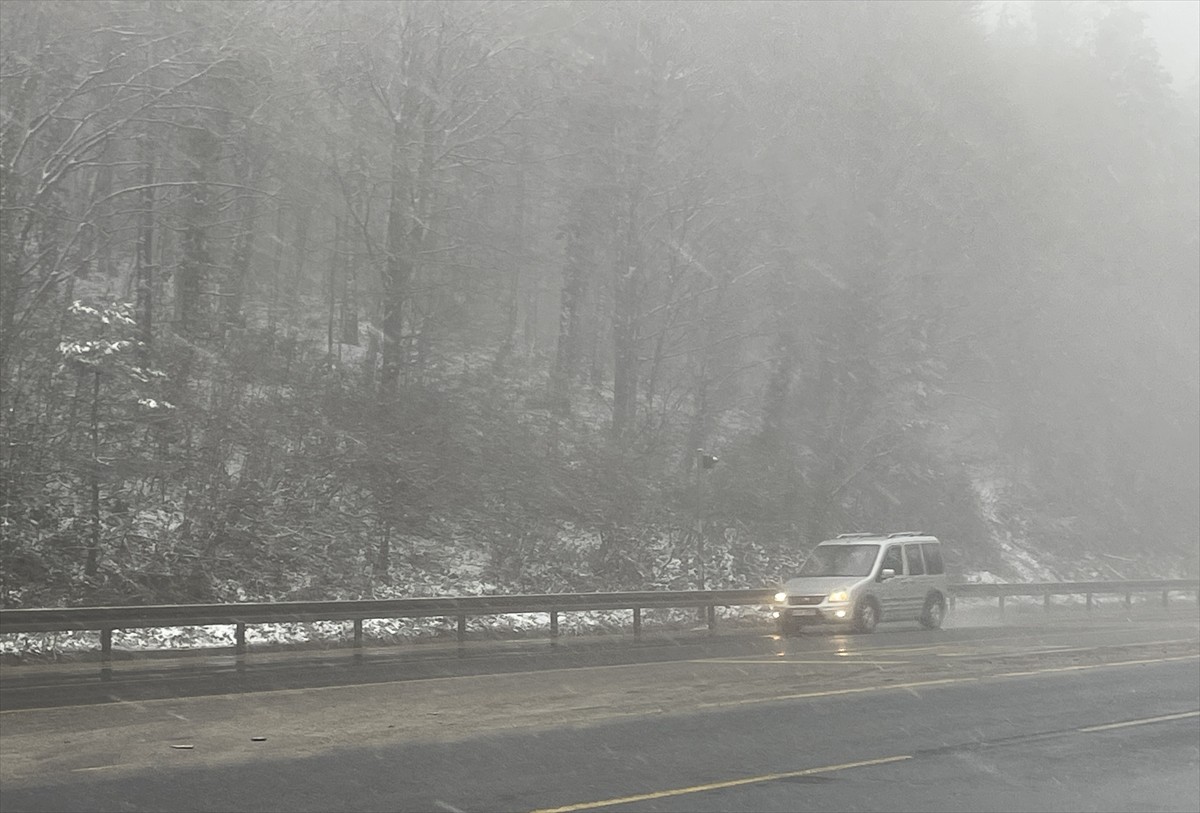 D-100 kara yolunun Bolu Dağı kesiminde kar yağışı ve sis ulaşımı olumsuz etkiledi. 