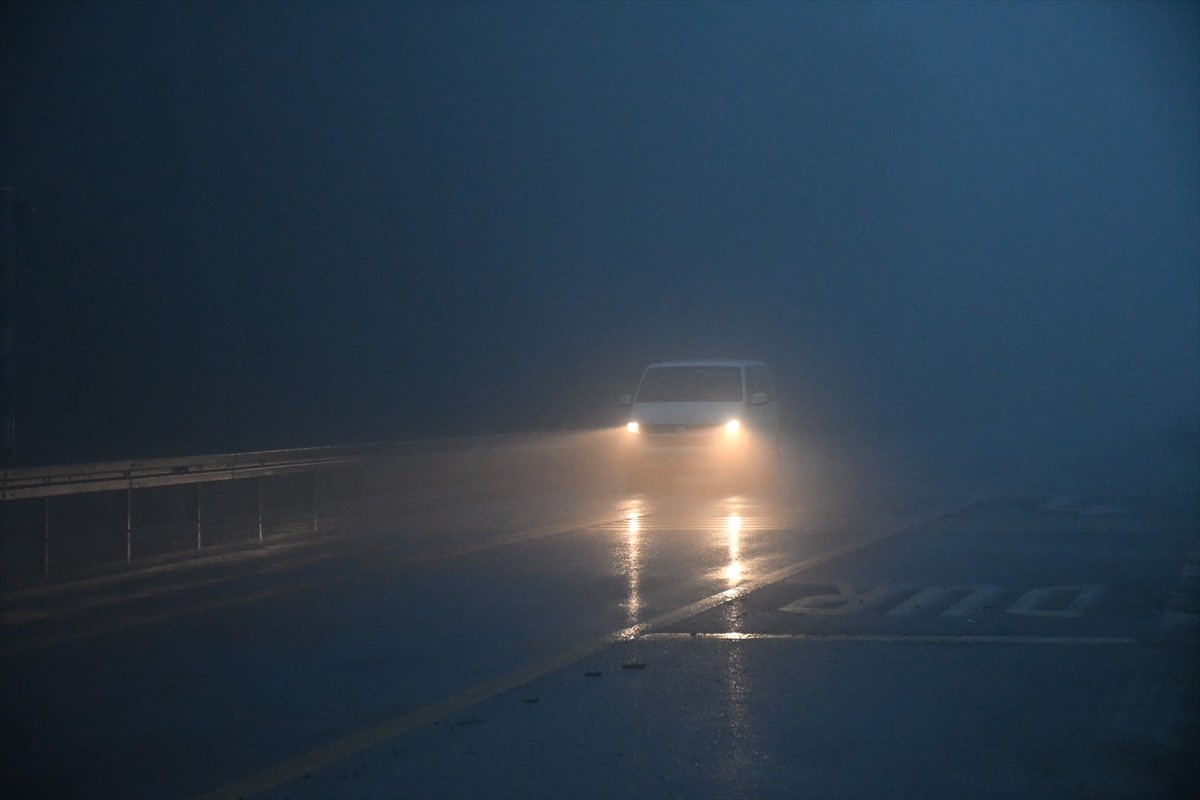 D-100 kara yolunun Bolu Dağı kesiminde sağanak ve sis ulaşımı olumsuz etkiledi.