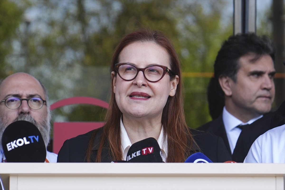 Demiroğlu Bilim Üniversitesi Rektörü Prof. Dr. Çavlan Çiftçi (ortada), geçirdiği kalp rahatsızlığı...