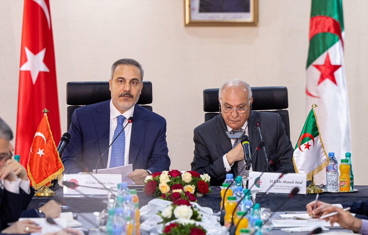 Dışişleri Bakanı Hakan Fidan, Cezayir'e gerçekleştirdiği resmi ziyaret kapsamında Cezayirli...