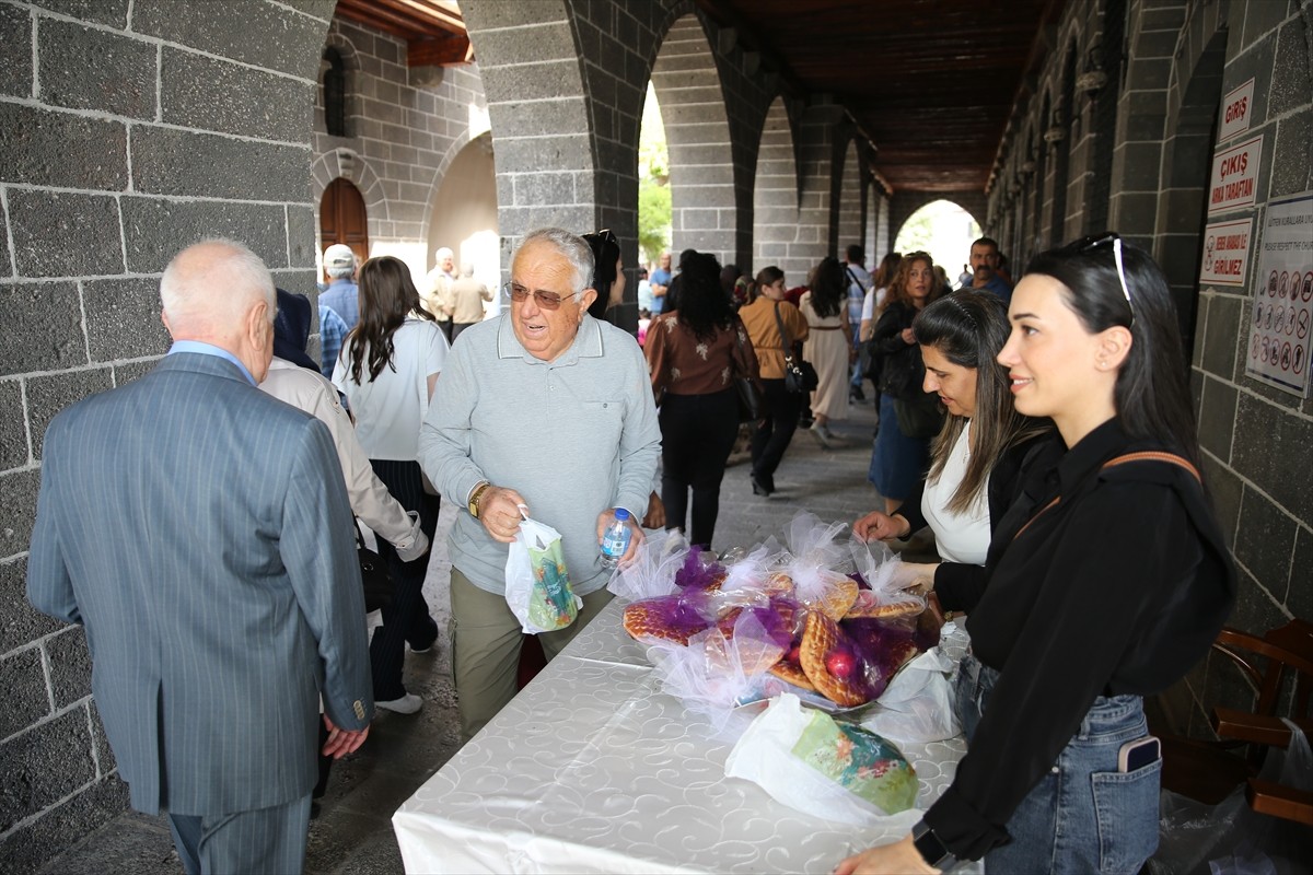 Diyarbakır'da Paskalya Bayramı tarihi Surp Giragos Ermeni Kilisesi'nde düzenlenen ayinle...