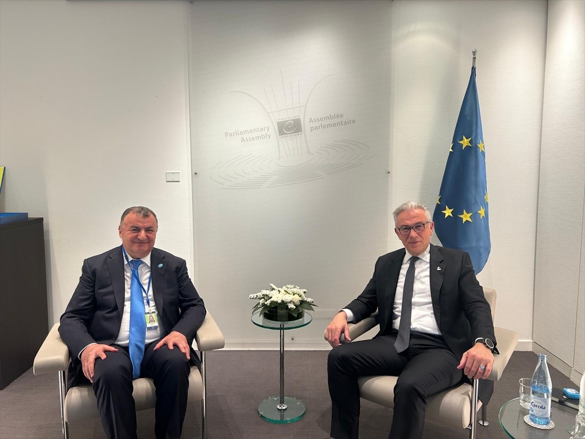 Dünya Ahıskalı Türkler Birliği (DATÜB) Genel Başkanı Ziyatdin Kassanov (solda) ve Avrupa Konseyi...