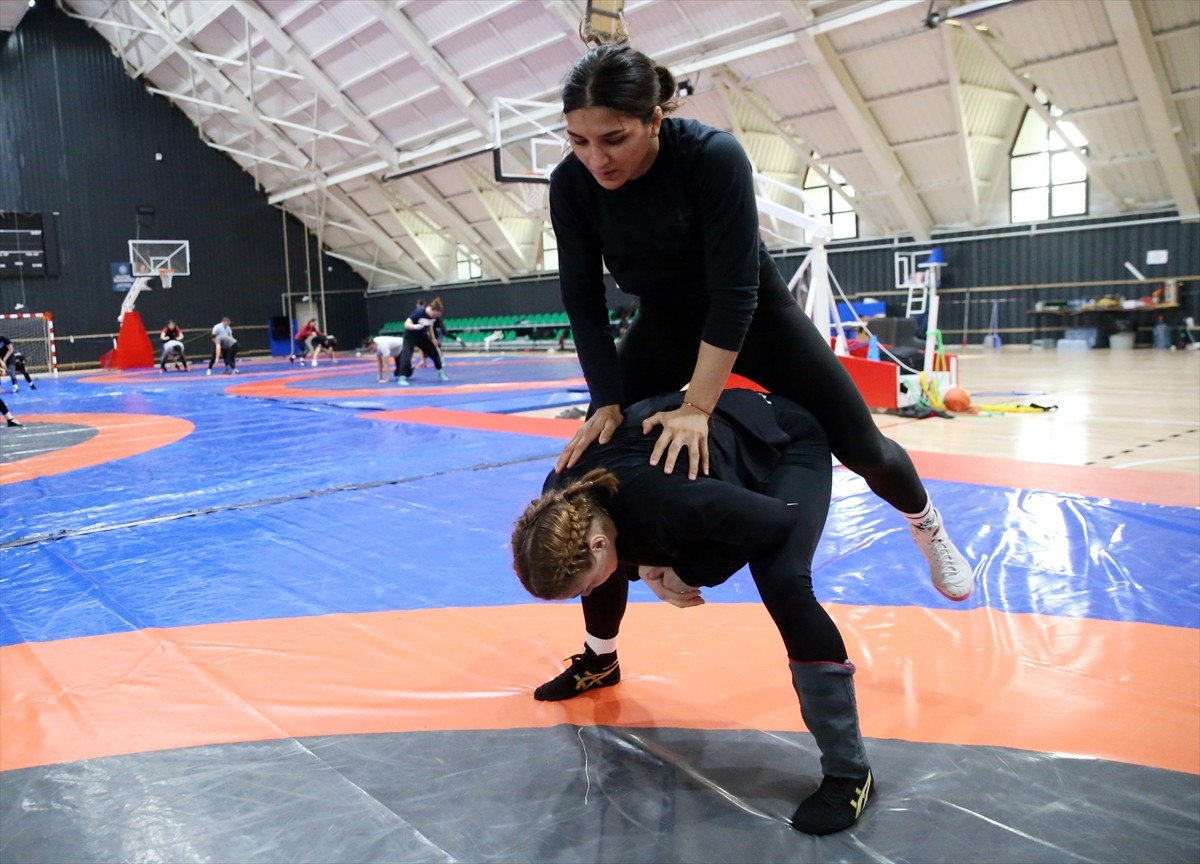 Dünya ve Avrupa şampiyonu milli güreşçi Nesrin Baş, Avrupa Şampiyonası'na altın madalya hedefiyle...