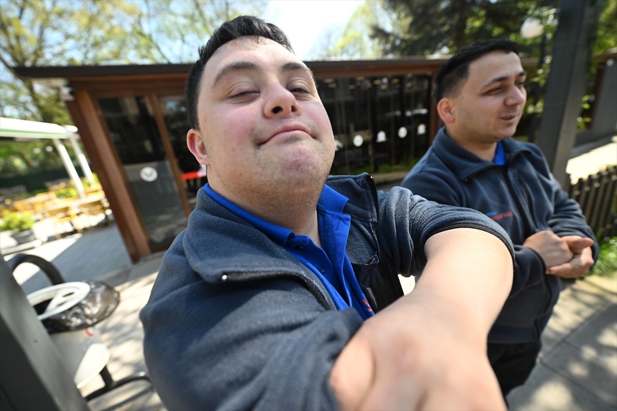 Düzce'de Kentpark'ta hizmet veren Kusursuz Kafe'de çalışan down sendromlu, zihinsel ve bedensel...