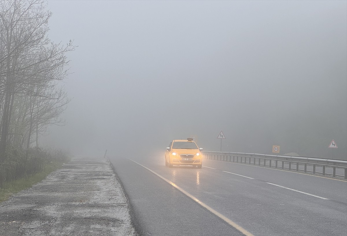 Düzce ile Zonguldak arasında ulaşımı sağlayan D-655 Batı Karadeniz Bağlantı Yolu'nda sis hakim...