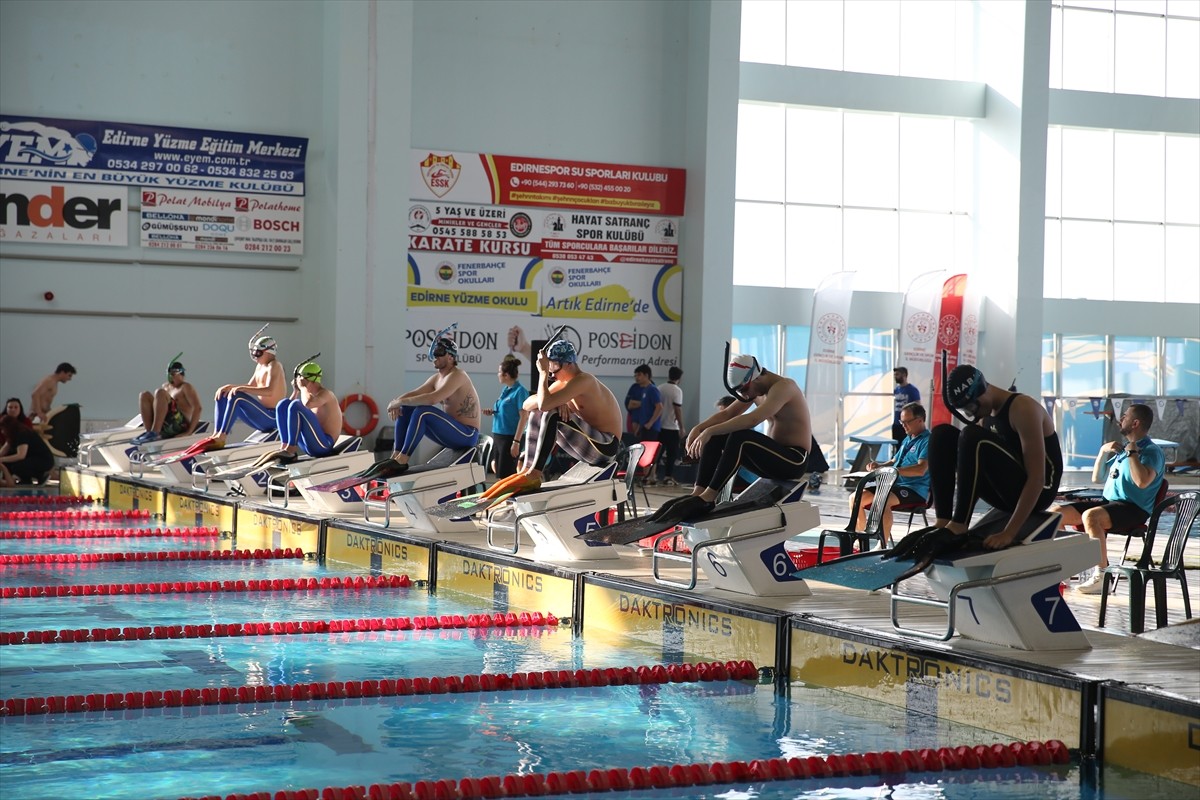 Edirne'de düzenlenen Paletli Yüzme Kulüplerarası Türkiye Şampiyonası ve milli takım seçmelerinde 4...