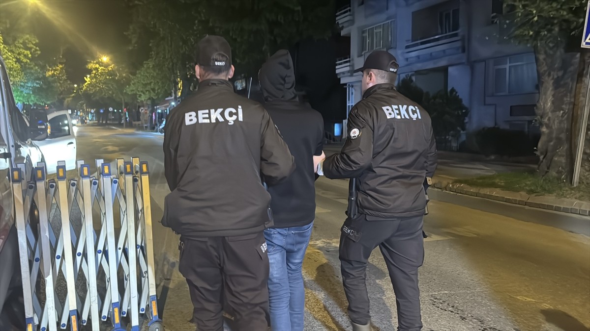 Edirne'de düzensiz göçmenlere yönelik uygulamada 4 kişi yakalandı. İl Emniyet Müdürlüğü ve İl Göç...