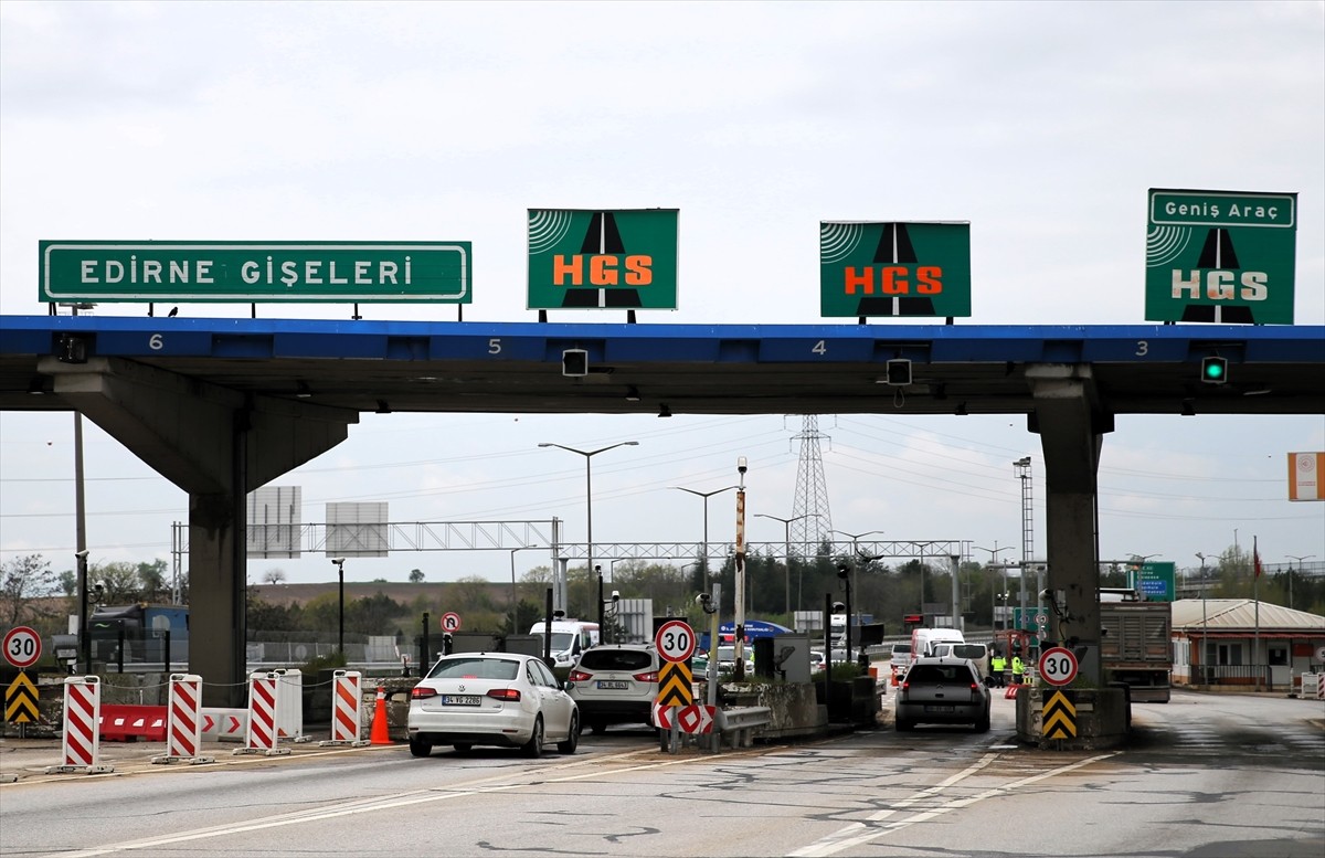 Edirne'de jandarma ekipleri, Ramazan Bayramı tatili tedbirleri kapsamında trafik denetimlerine...