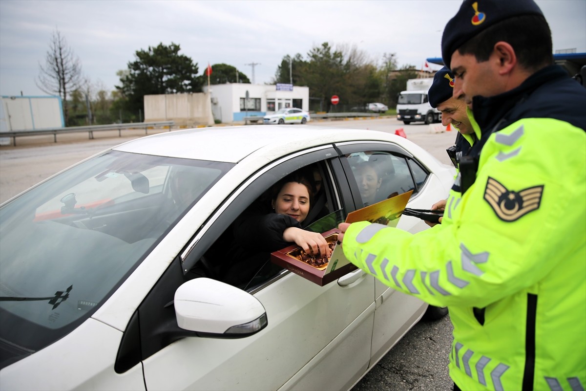 Edirne'de jandarma ekipleri, Ramazan Bayramı tatili tedbirleri kapsamında trafik denetimlerine...