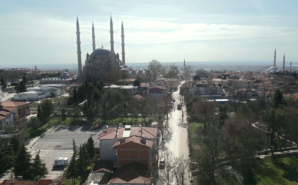 Edirne'de, Selimiye ve Muradiye camileri arasında bulunan yaklaşık 650 metre uzunluğundaki tarihi...