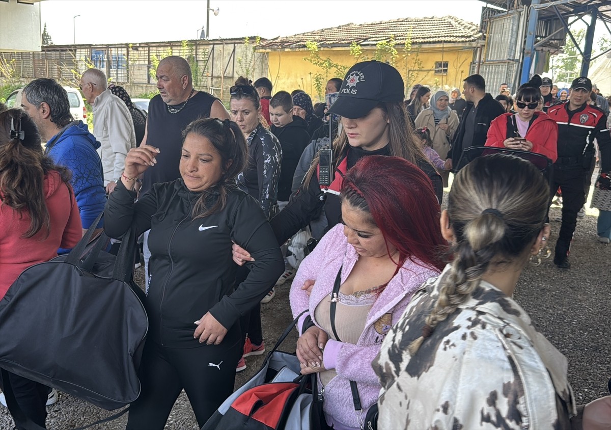 Edirne'deki halk pazarında pazarcı esnafının parasını çaldığı iddia edilen Bulgaristan uyruklu 4...