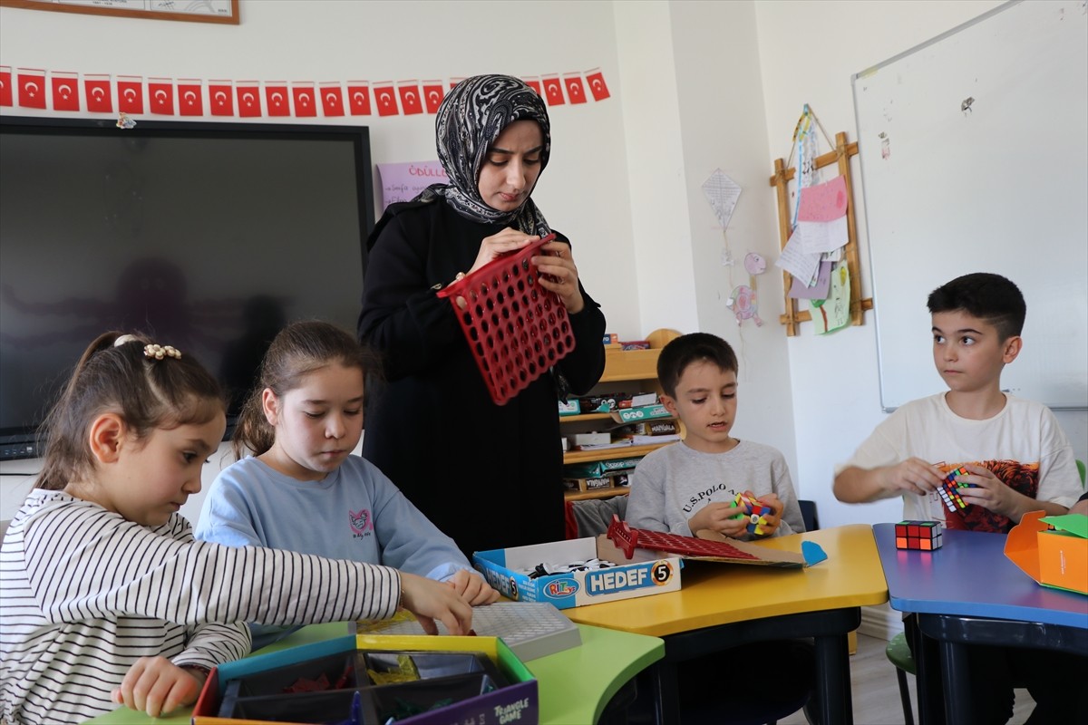 Elazığ'da ikinci sınıfa giden 3 ilkokul öğrencisi, çevrim içi yapılan Kanada merkezli Uluslararası...