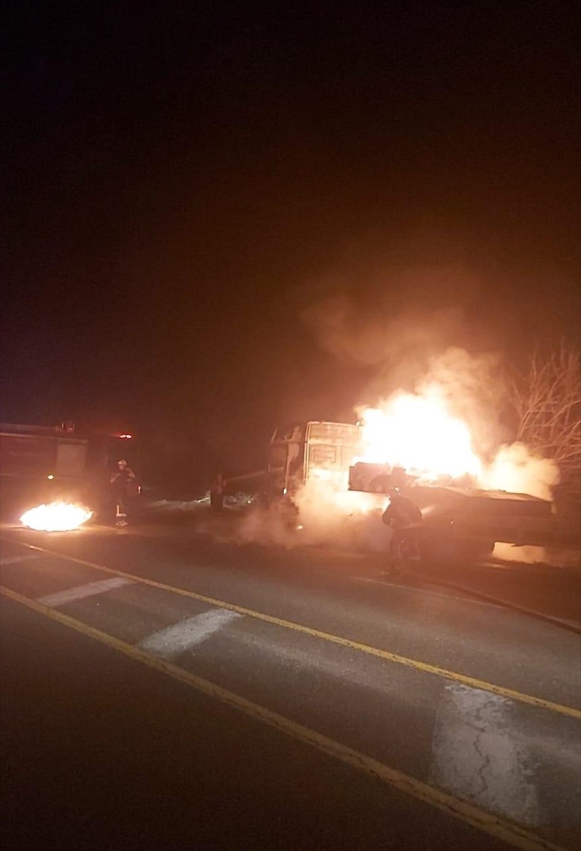 Elazığ'da seyir halindeki tırda çıkan ve itfaiye ekiplerinin müdahalesiyle söndürülen yangın tırda...