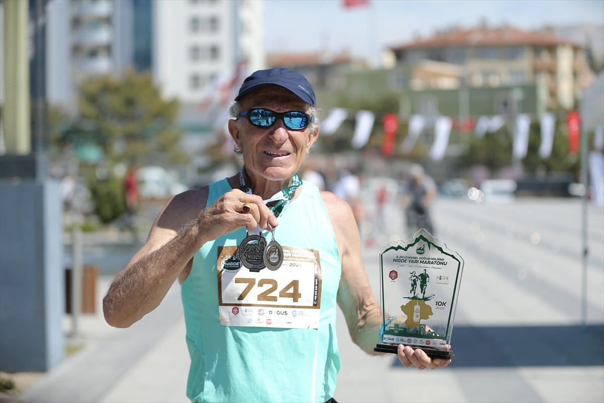 Emekli olduktan sonra 12 yıl önce atletizme başlayan 67 yaşındaki Necati Kukul, katıldığı 110...