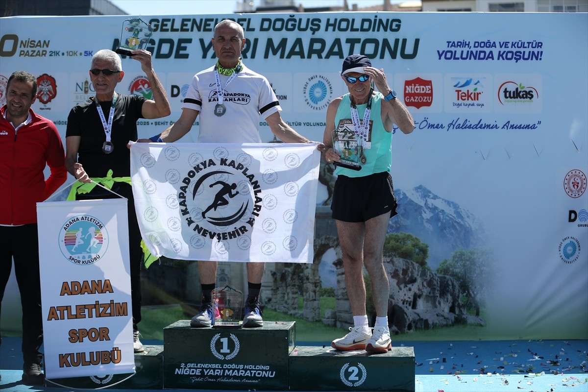 Emekli olduktan sonra 12 yıl önce atletizme başlayan 67 yaşındaki Necati Kukul, katıldığı 110...