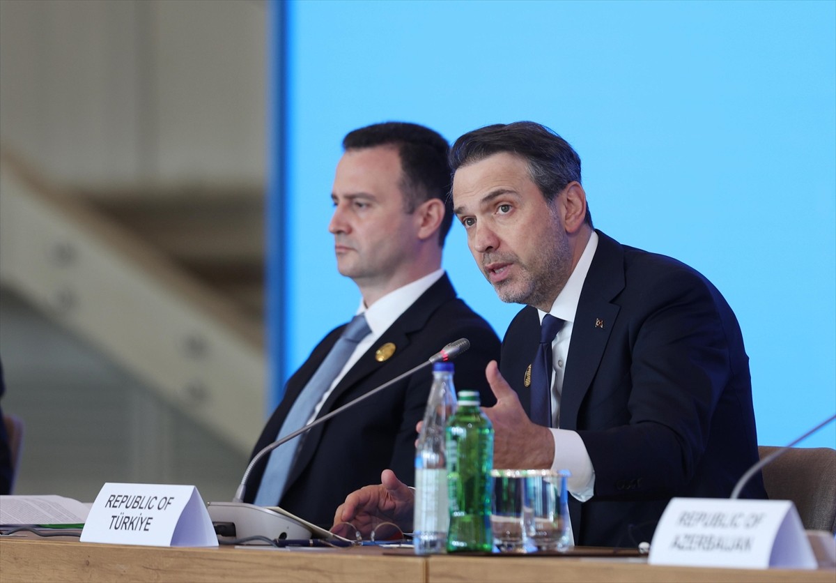 Enerji ve Tabii Kaynaklar Bakanı Alparslan Bayraktar (sağda), Bakü'de düzenlenen Güney Gaz...