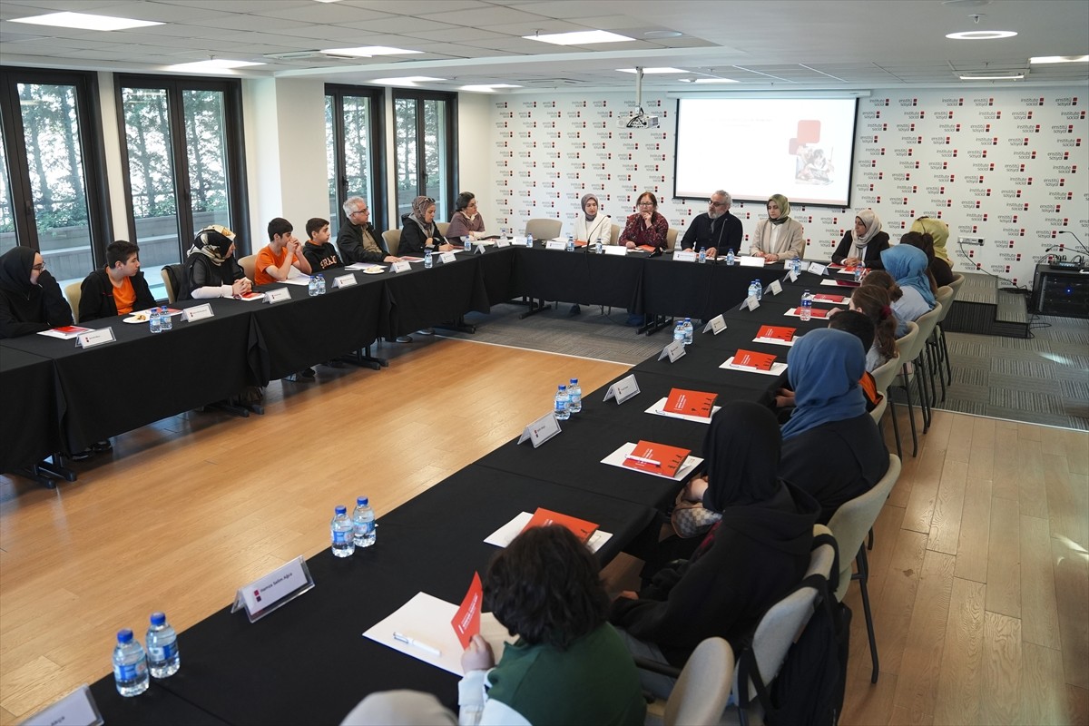 Enstitü Sosyal, 13 maddeden oluşan ve 4 dile çevrilen "Dijital Dünyada Çocuk Hakları Sözleşmesi"ni...