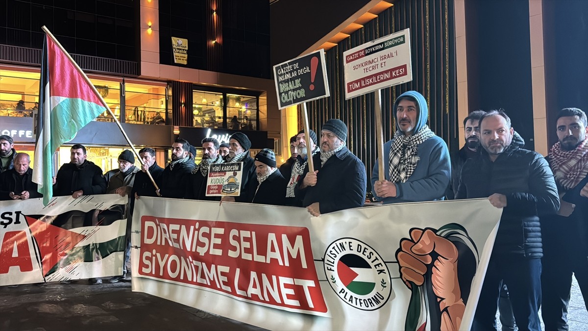 Erzincan'da STK temsilcileri ve vatandaşlar, İsrail'in Gazze'ye yönelik saldırılarını protesto...
