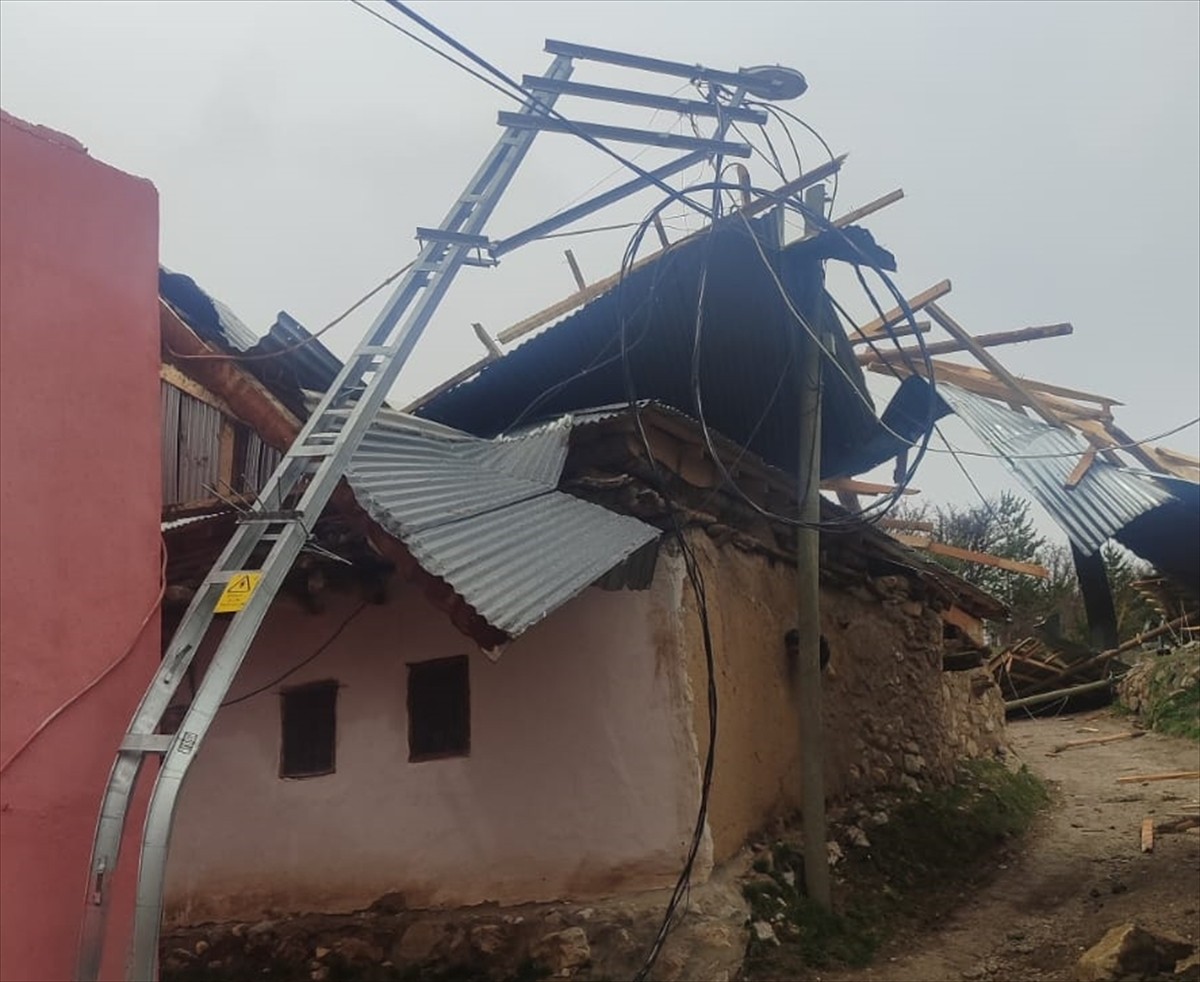 Erzincan'ın Refahiye ilçesinde etkili olan şiddetli fırtına nedeniyle bazı evlerin çatıları uçtu...