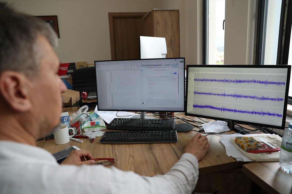 Erzincan Binali Yıldırım Üniversitesi (EBYÜ) Deprem Teknolojileri Enstitüsündeki bilim insanları...