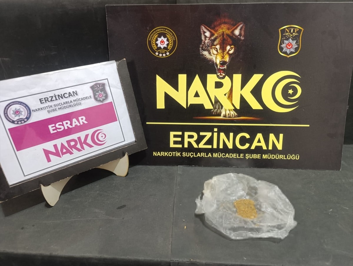Erzincan’da polis ekiplerince düzenlenen uyuşturucu operasyonunda 9 şüpheli gözaltına alındı....