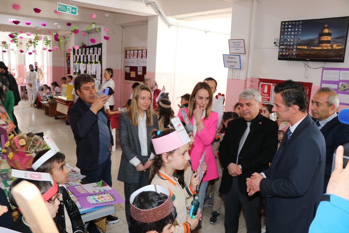 Erzurum'da ilkokul öğrencileri, Harezmi Eğitim Modeli kapsamında hazırladıkları sanatsal...
