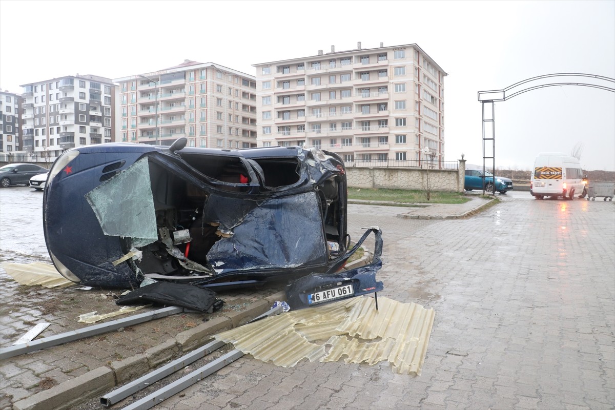 Erzurum'da, kuvvetli rüzgar sonucu çok sayıda binanın çatısı uçtu, araçlarda hasar oluştu.