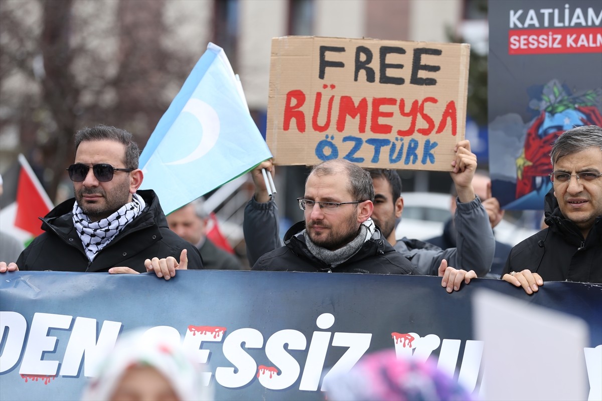 Erzurum'da vatandaşlar, İsrail'in Gazze'ye yönelik saldırılarını protesto etmek ve zulme dikkati...