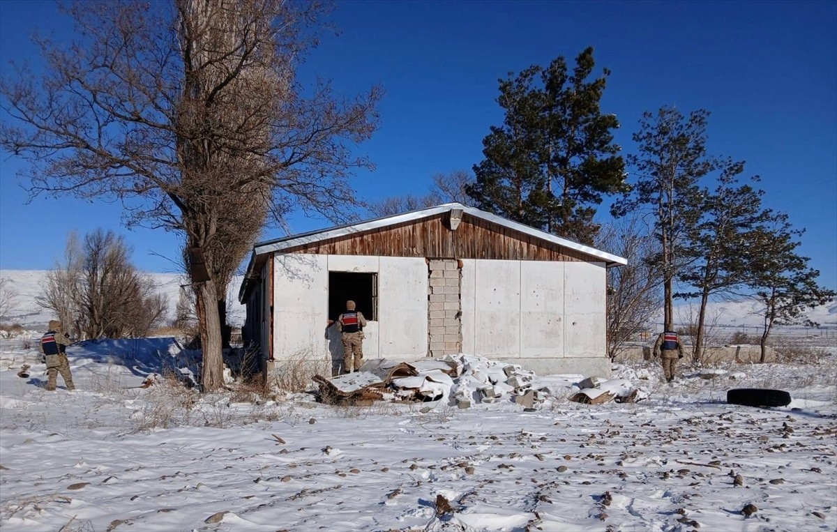 Erzurum'da yasa dışı yollarla yurda girdiği belirlenen 20 düzensiz göçmen yakalandı, göçmen...