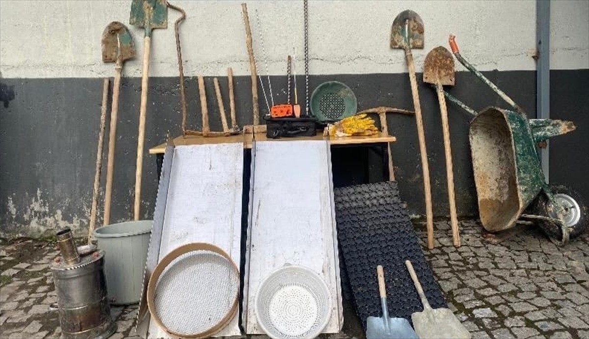 Erzurum'un İspir ilçesinde izinsiz kazı yapan 4 şüpheli gözaltına alındı. Operasyonda 1 dedektör...
